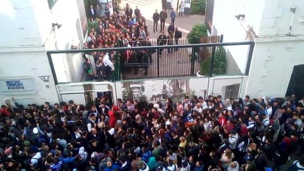 Marée de jeunes Algériens agglutinés devant les services consulaires français pour décrocher le visa-sésame!
