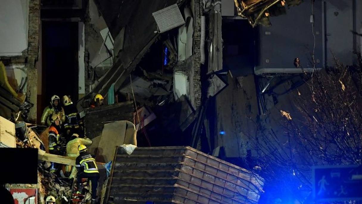 Les pompiers inspectent un immeuble détruit par une explosion, le 16 janvier 2018 à Anvers, en Belgique.
