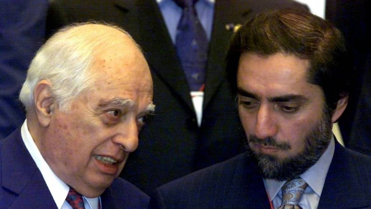 Bernard Lewis à gauche, discute avec le ministre des Affaires étrangères afghan Abdoullah Abdoullah le 12 février 2012.
