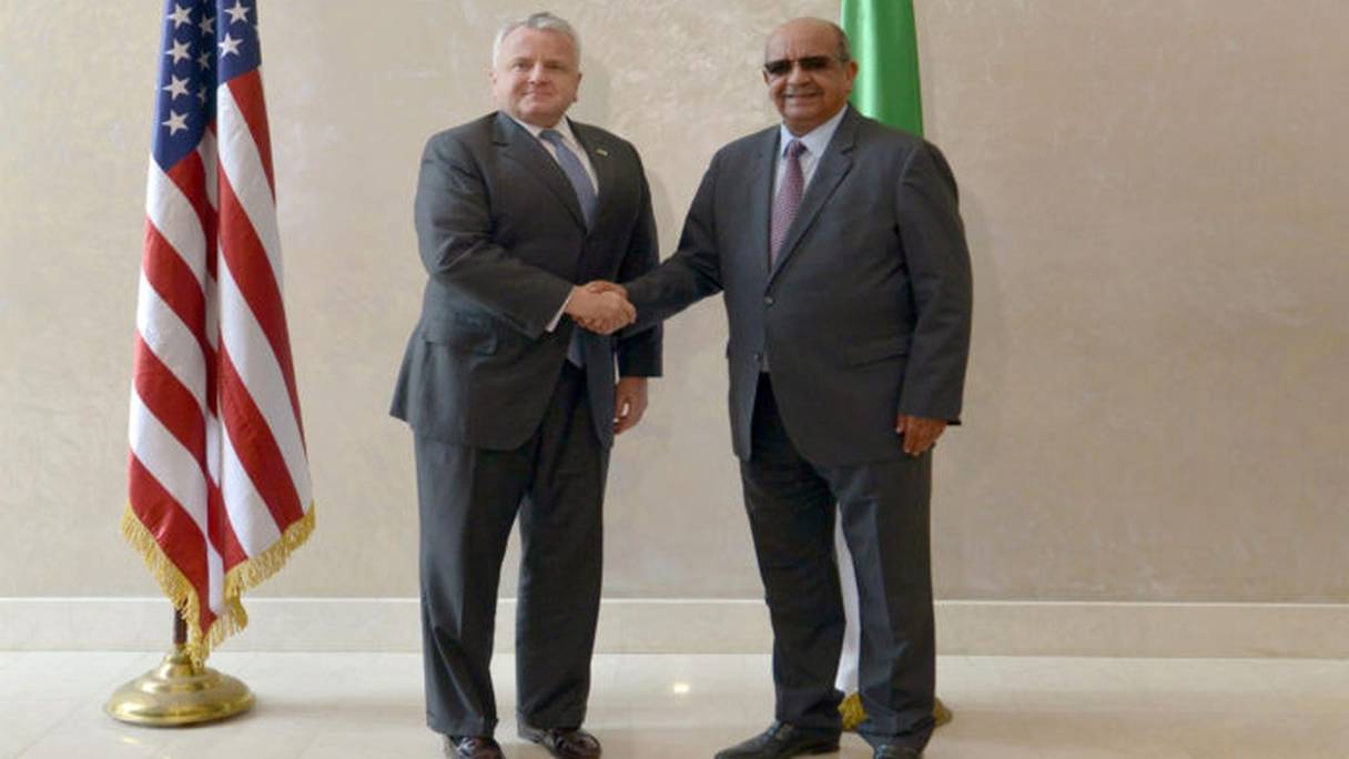 Le secrétaire d'Etat adjoint américain, John J.Sullivan, avec le MAE algérien, Abdelkader Messahel.
