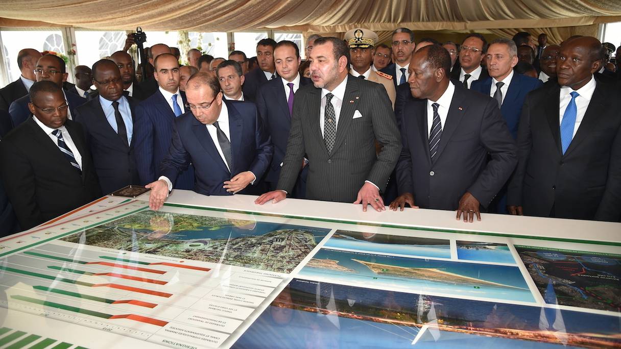 Le roi et le président lors de la cérémonie de présentation du projet de sauvegarde de la Baie de Cocody en juin 2015.
