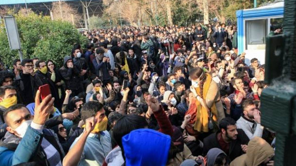 Des étudiants iraniens manifestent devant l'université de Téhéran, le 30 décembre 2017. 
