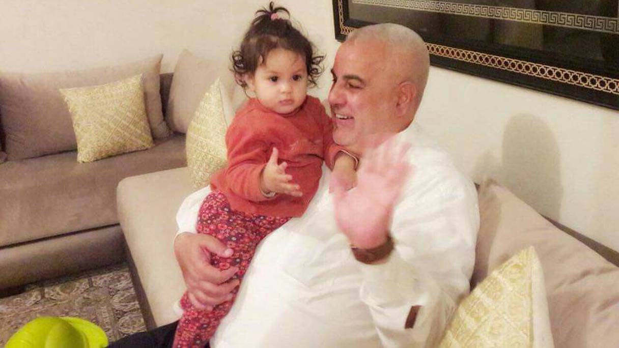 Abdelilah Benkirane cajolant sa petite-fille.
