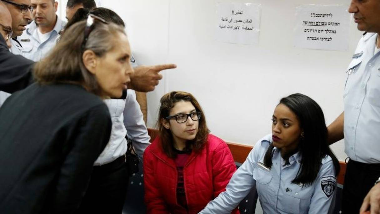 Nour Tamimi (au centre) dans un tribunal militaire de la prison israélienne d'Ofer, en Cisjordanie occupée, le 28 décembre 2017.
