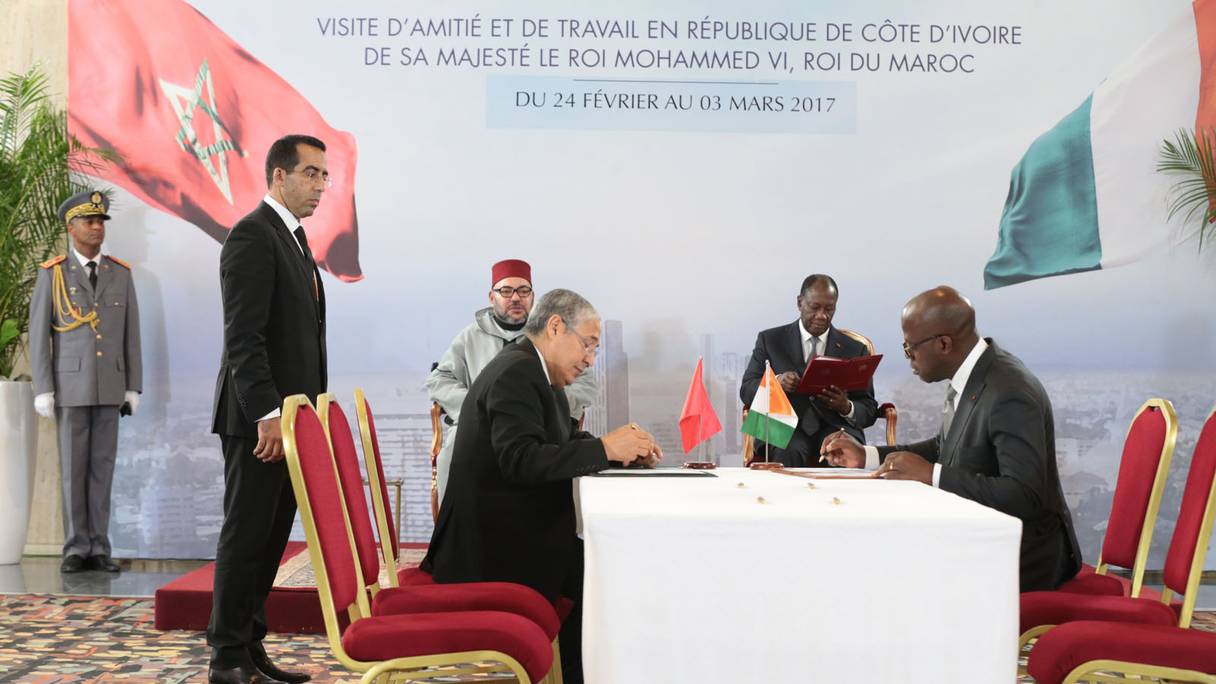 Mohamed Kettani, PDG du groupe Attijariwafa bank et le ministre ivoirien de la Défence lors de la signature des accords.

