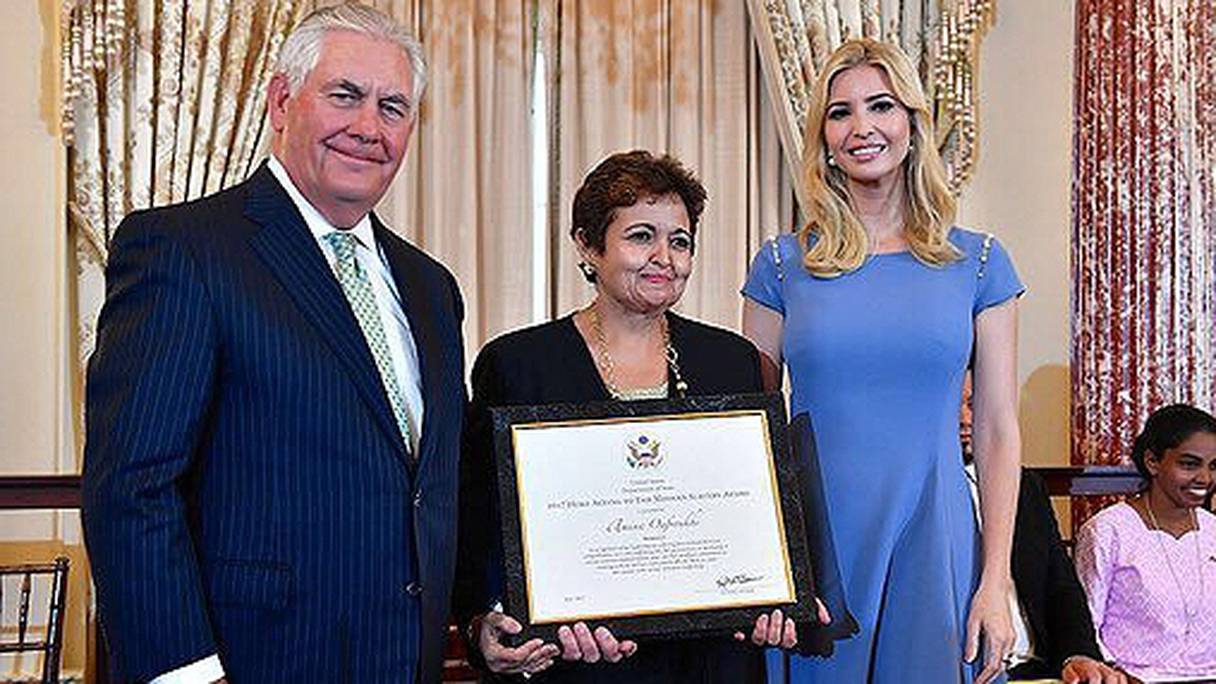 La juge Amina Ofroukhi entourée du secrétaire d’Etat américain, Rex Tillerson et de la fille du président Donald Trump, Ivanka.

