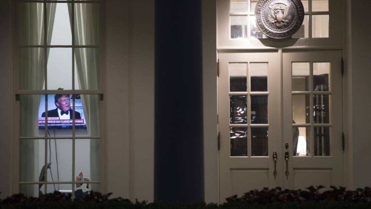 Une image du président américain Donald Trump sur un écran de télévision à la Maison Blanche, à Washington, le 15 mai 2017.
