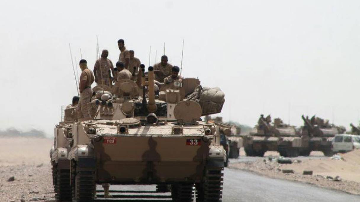 Des chars des forces loyalistes au président yéménite en exil en route pour Aden.
