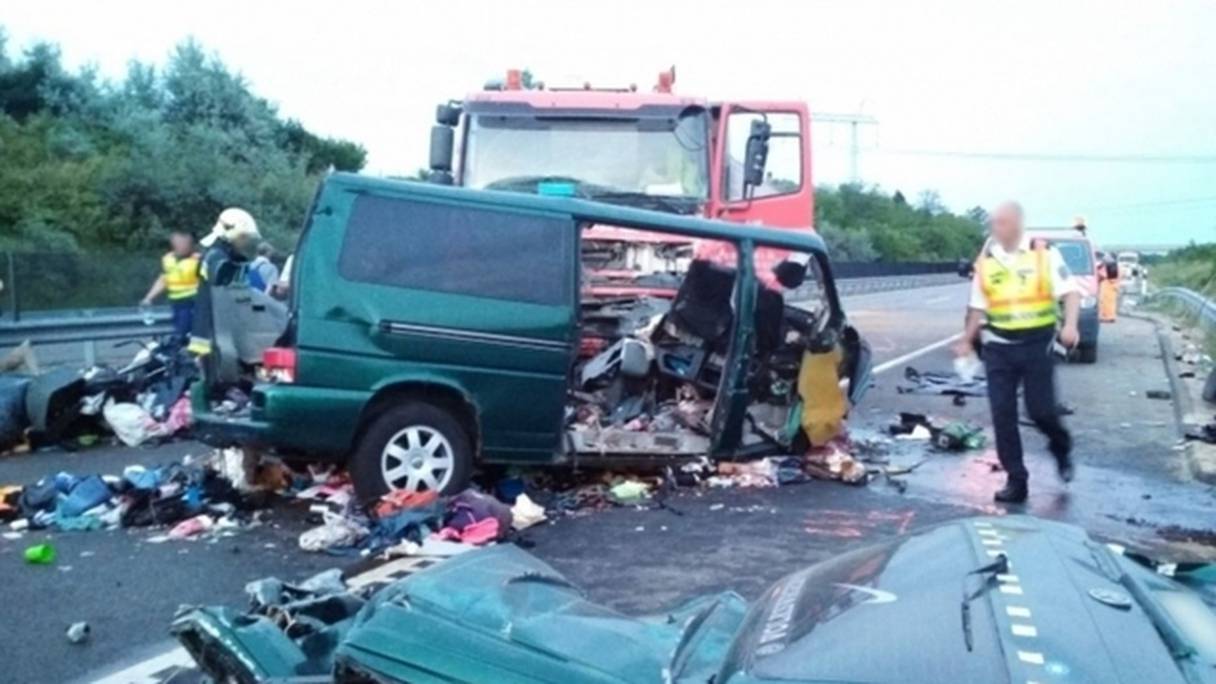 Tous les passagers du minibus ainsi que le conducteur ont perdu la vie dans cette collision.
