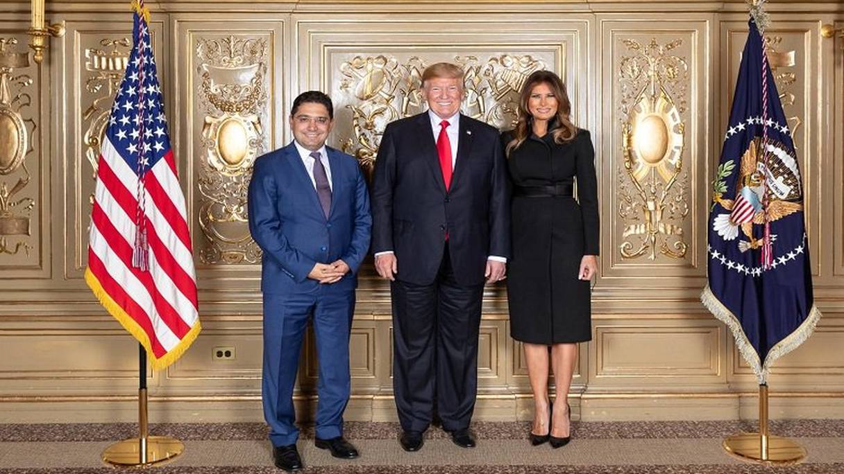 Nasser Bourita, ministre marocain des Affaires étrangères, Donald Trump, président des Etats-Unis et son épouse Melania Trump.
