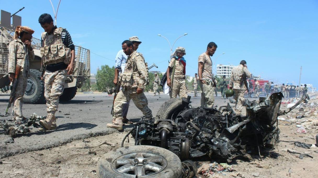 Les forces de sécurité yéménites inspectent le lieu de l'explosion d'une voiture piégée à Aden, le 1er mai 2016.
	 
