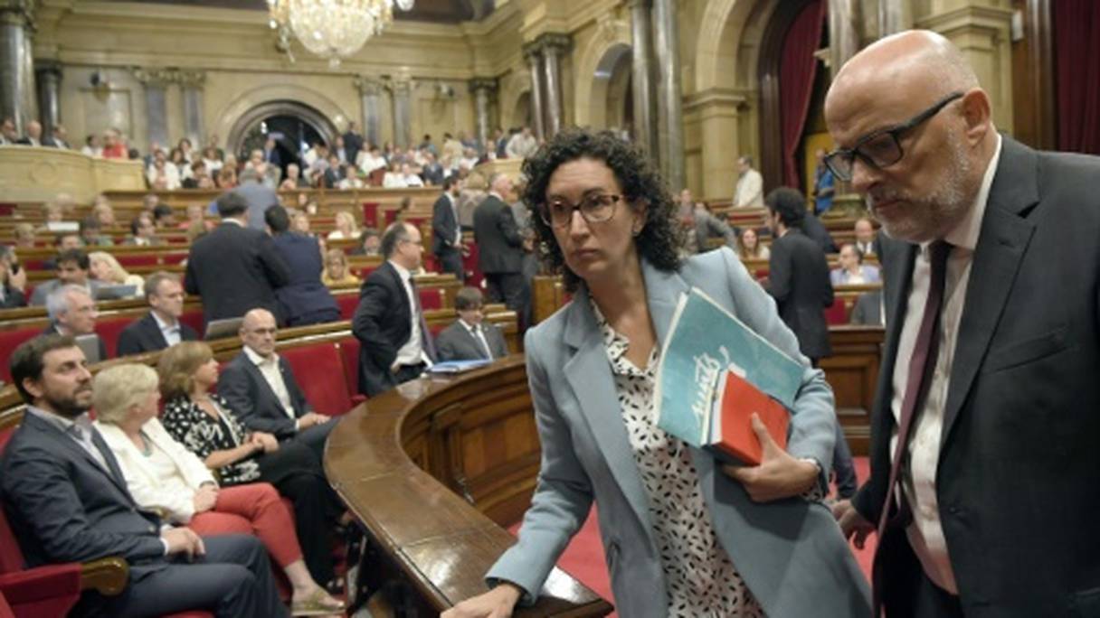 Le chef de la coalition sécessionniste "Ensemble pour le oui", Lluis Corominas, et une membre de la coalition Marta Rovira quittent une session du Parlement catalan, le 6 septembre 2017 à Barcelone.
