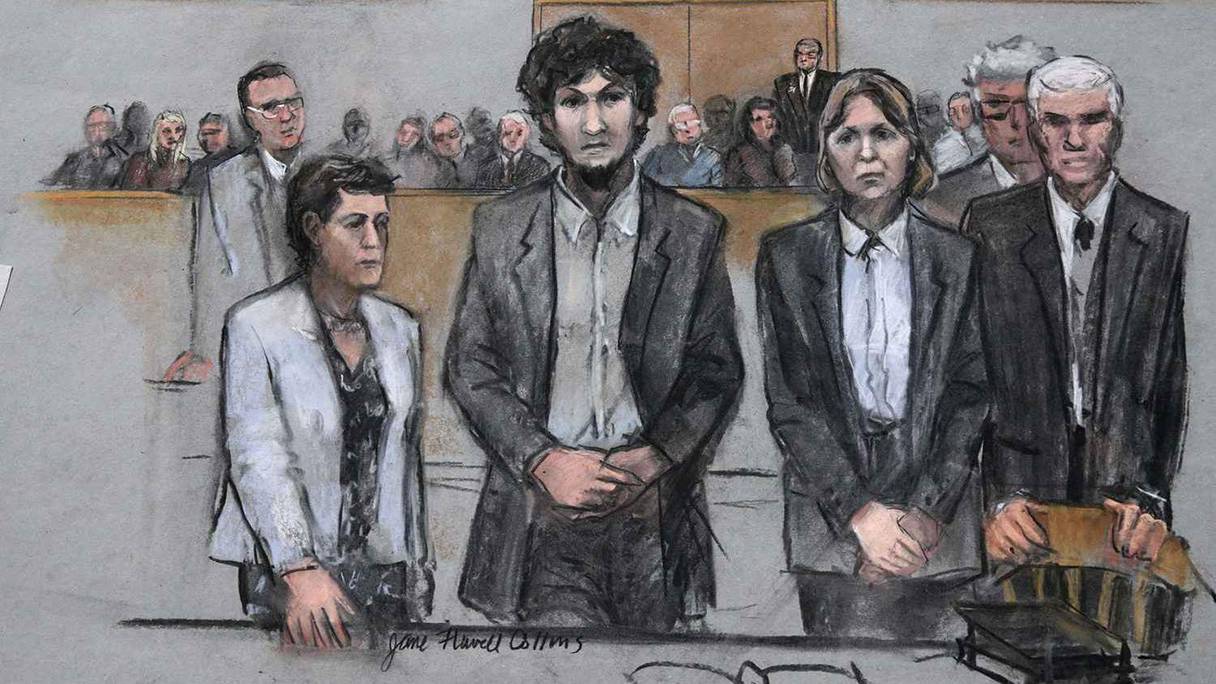 Dessin de Djokhar Tsarnaev entouré de ses avocats à l'énoncé le 15 mai 2015.
