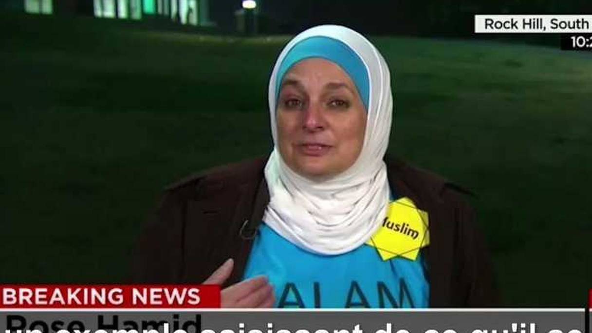Rose Hamid, une hôtesse de l'air de 56 ans, qui porte le hijab et avait accroché à son vêtement une étoile jaune marquée "musulmane”.
