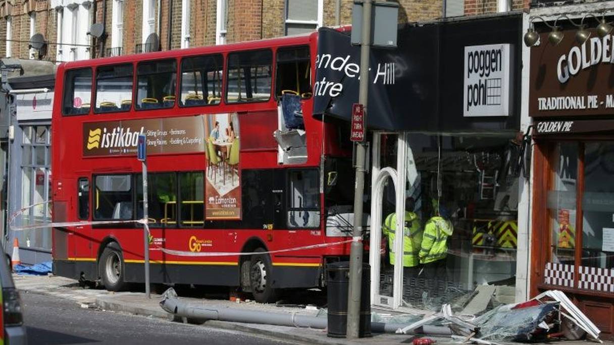 Des secouristes sur les lieux de l'accident où un bus s'est encastré dans la façade d'un cuisiniste à Londres, le 10 août 2017.
