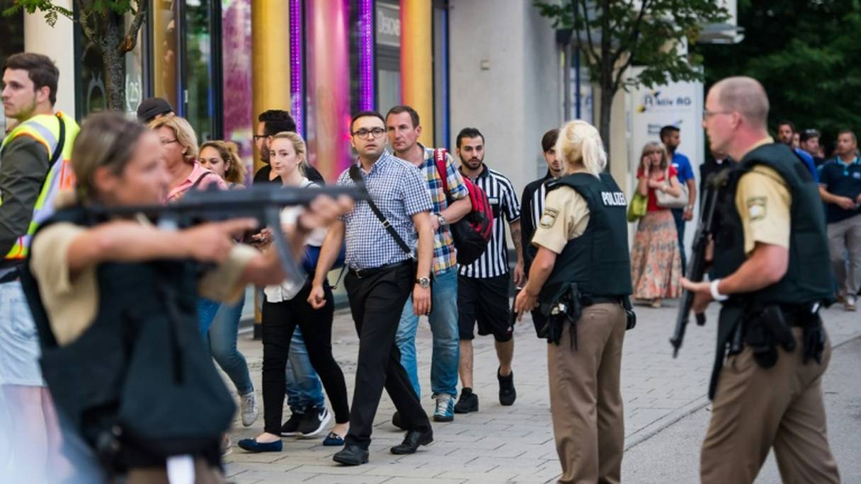 Des policiers évacuent le centre commercial après la fusillade, le 22 juillet 2016 à Munich.
