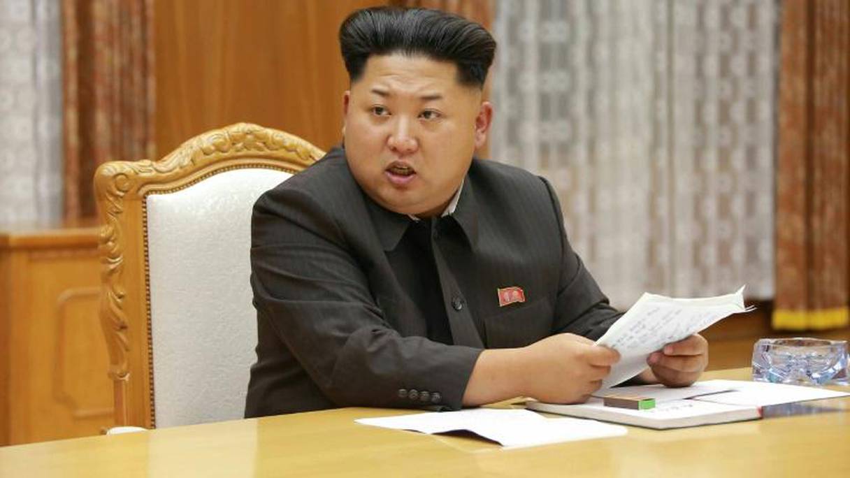 Photo transmise par l'agence KCNA via KNS du dirigeant nord-coréen Kim Jong-Un lors d'une réunion de crise avec son état major, le 20 août en Corée du Nord.

