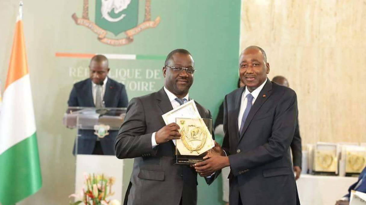 Le Premier ministre ivoirien Amadou Gon Coulibaly remettant le prix de «Meilleur établissement du secteur financier 2017» à Daouda Coulibaly, directeur général de la SIB.
