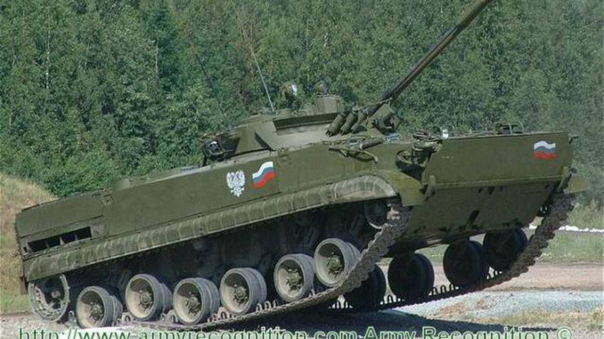 Le BMP-3 est un véhicule blindé de combat d'infanterie de 18,7 tonnes, armés d'un canon 2A70 100 mm avec la capacité de tirer des missiles antichar.
