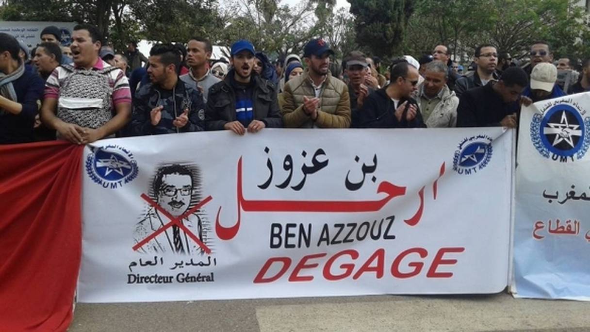 Les employés et cadres des Autoroutes du Maroc disent "Dégage" au DG Anouar Benazzouz.
