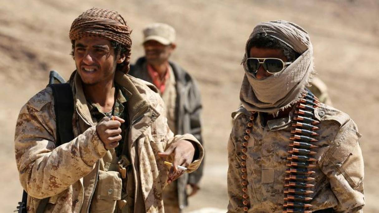 Des combattants progouvernementaux, soutenus par la coalition militaire sous commandement saoudien, postées sur une hauteur de la chaîne montagneuse de Nihm. 
