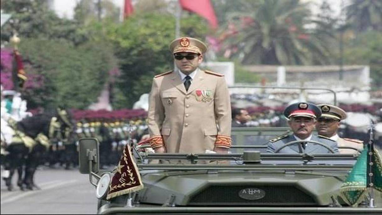 Le roi Mohammed VI, chef suprême, chef d'état-major des Forces armées royales. 
