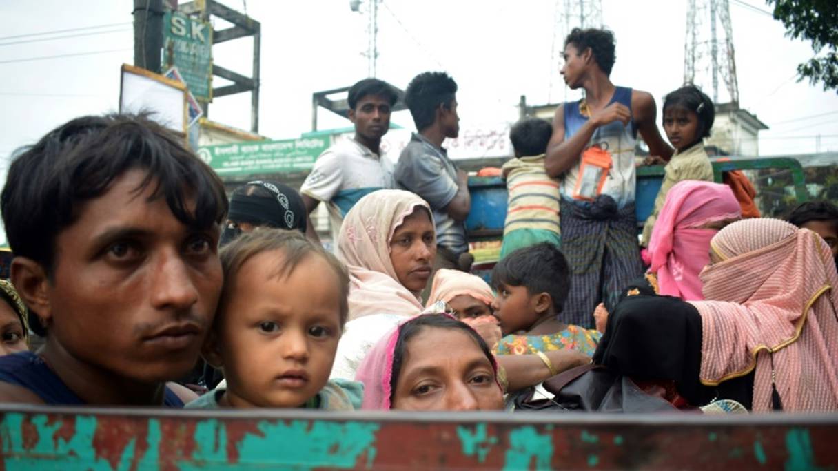Des réfugiés rohingyas à l'arrière d'un camion, à Ukhiya, le 3 septembre 2017 au Bangladesh. 
