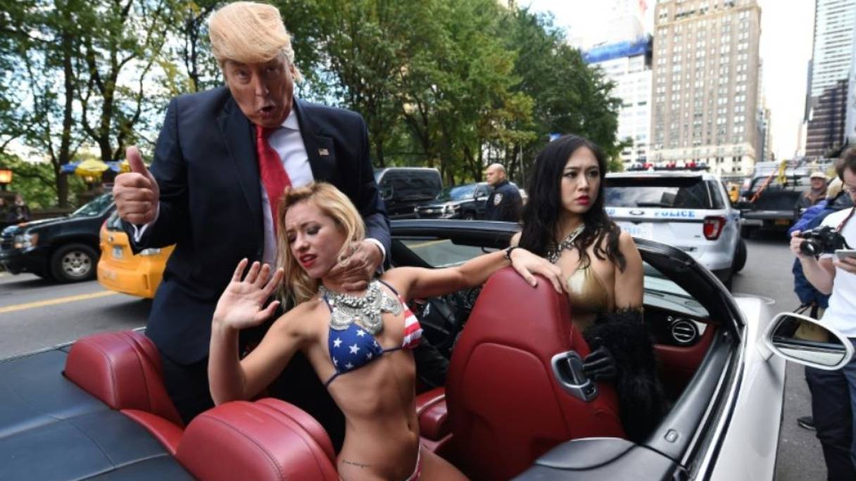 Le faux Donald Trump en compagnie de belles créatures devant la Trump Tower à New York.
