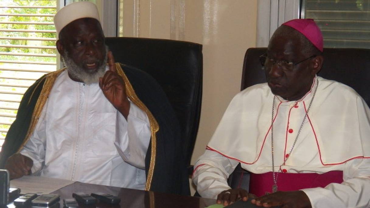 Le Grand imam de la Mosquée Fayçal de Conakry, Elhadj Mamadou Saliou Camara, et l’Archevêque de Conakry, Monseigneur Vincent Coulibaly, co-présidents du CPRN. 
