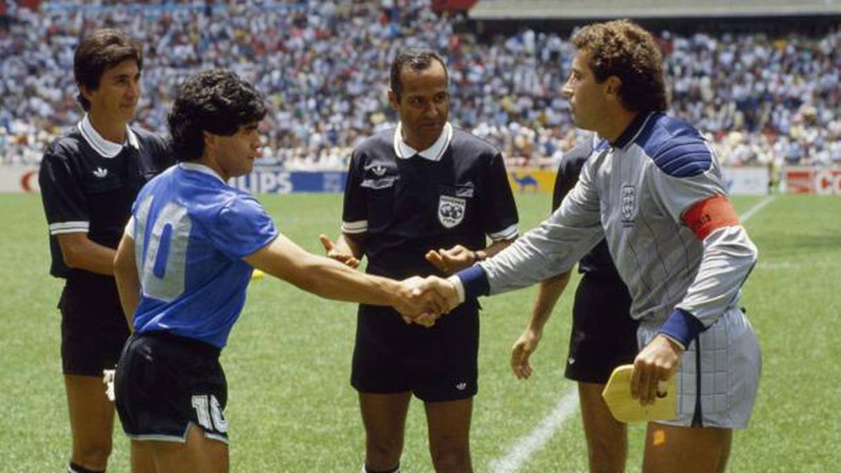 Une photo du fameux match Argentine-Angleterre de 1986 offerte par Ali Bennaceur à Diego Maradona.
