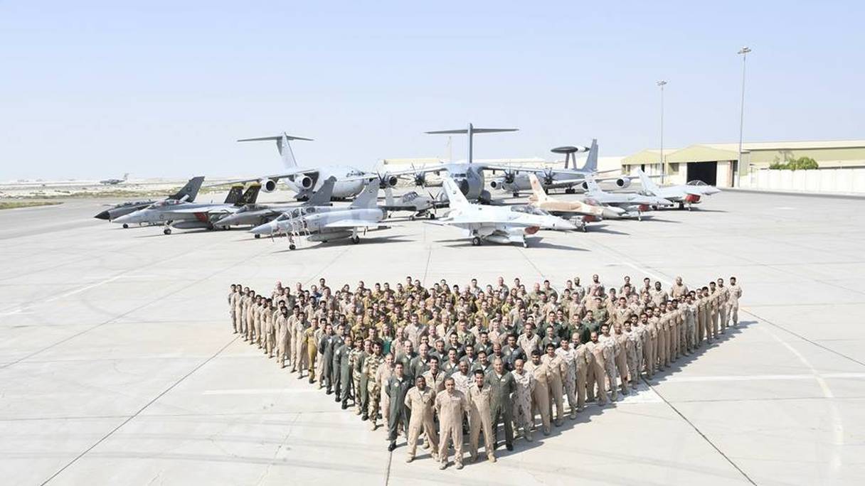 Photo collective des pilotes participant à cet exercice tactique, dont des Marocains, sur la base Al Dhafra, aux Emirats arabes unis. Derrière, un appareil marocain de type F16 figure en bonne position.
