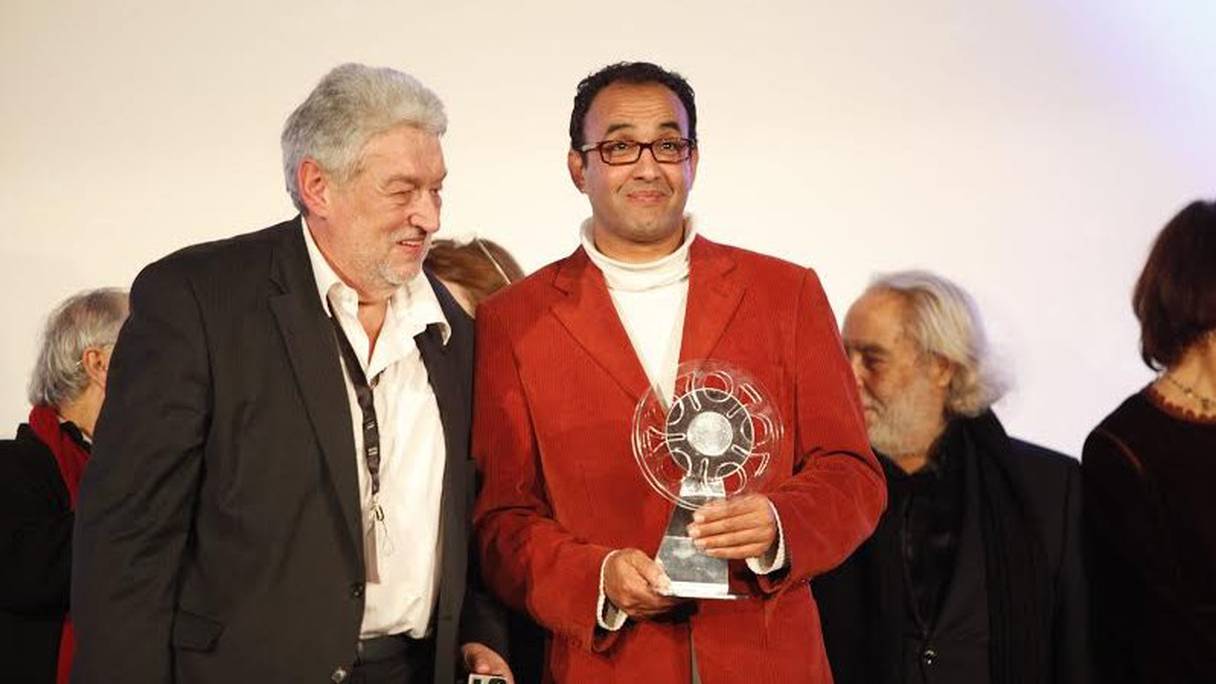 Rachid El Ouali recevant le Prix du montage de la 15e édition du Festival national du film de Tanger.
