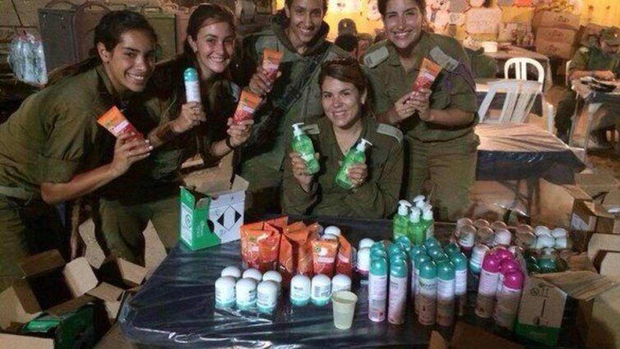 Les soldats israéliens savourant les cadeaux qui leur ont été faits par la marque Garnier, de L'Oréal.
