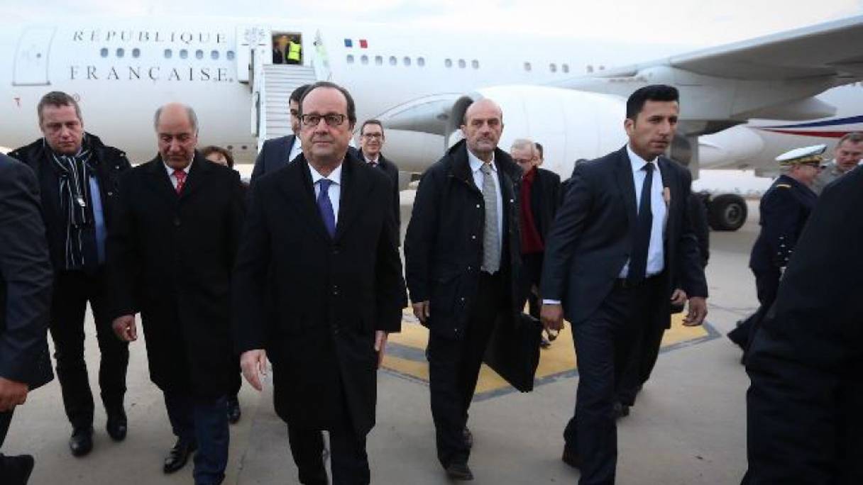 Le président François Hollande en visite sur le front anti-Daech. 
