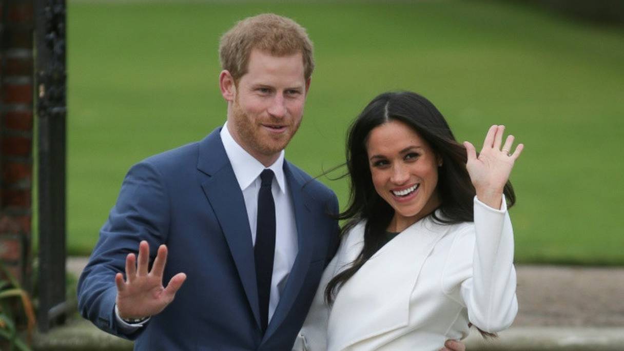 Le prince Harry et sa fiancée, l'actrice américaine Meghan Markle, posent devant les photographes à Kensington Palace à Londres.
