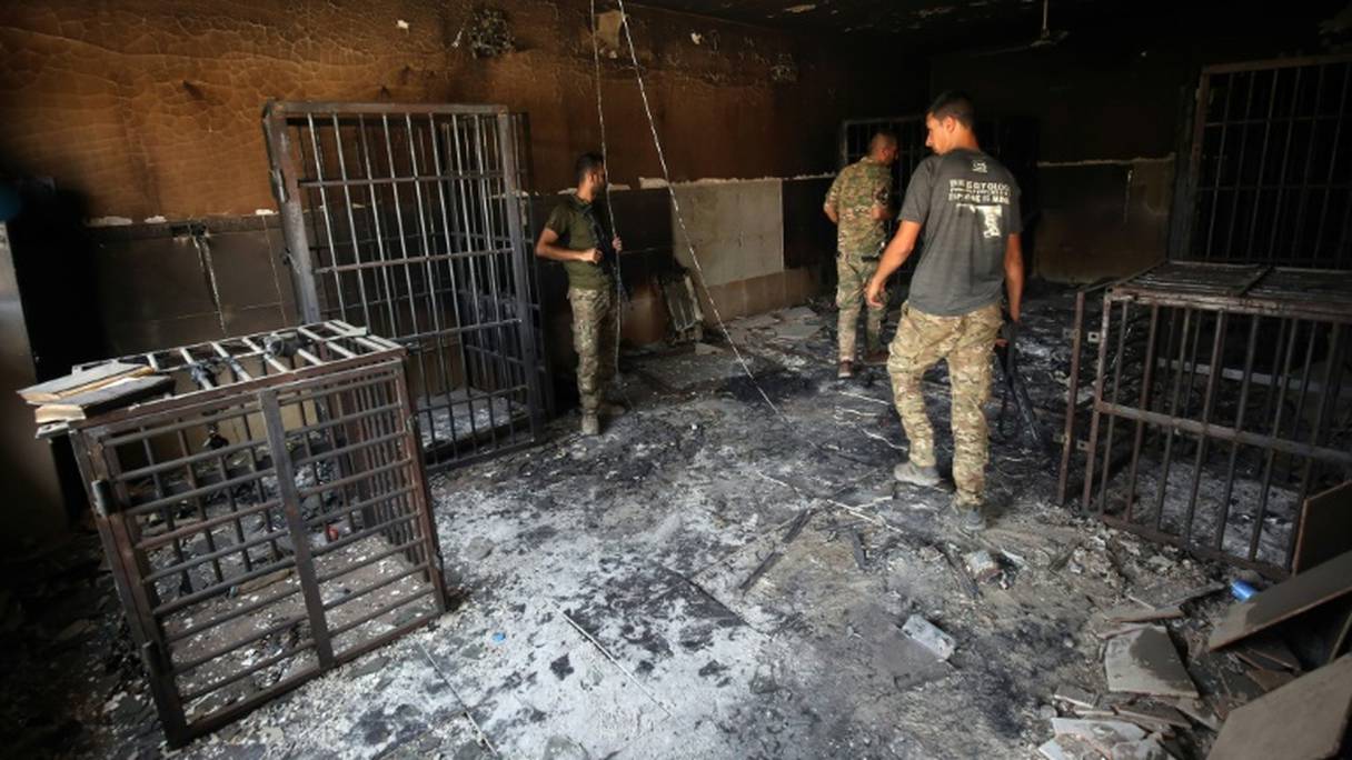 Des soldats des forces progouvernementales irakiennes inspectent une prison qui avait été contrôlée par l'EI à Falloujah, en Irak, le 30 juin 2016.
