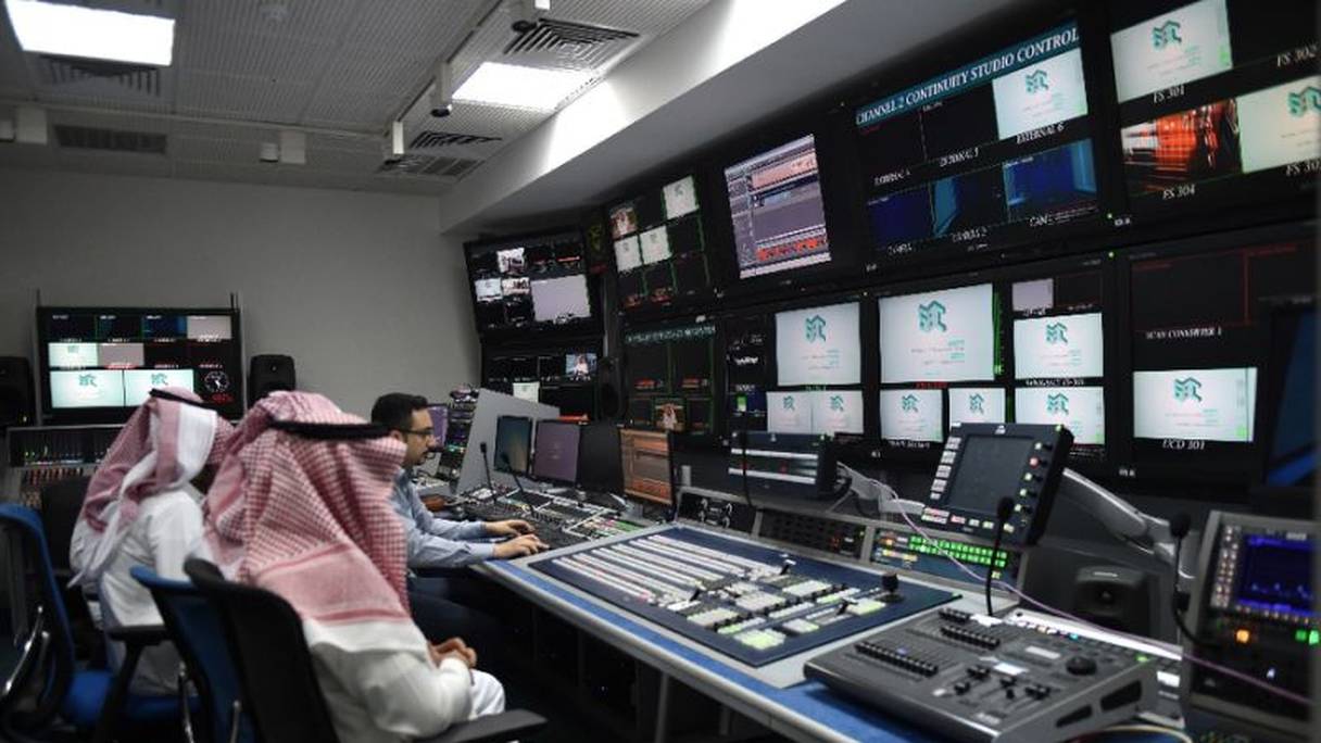 Dans un studio de la nouvelle chaîne saoudienne.
