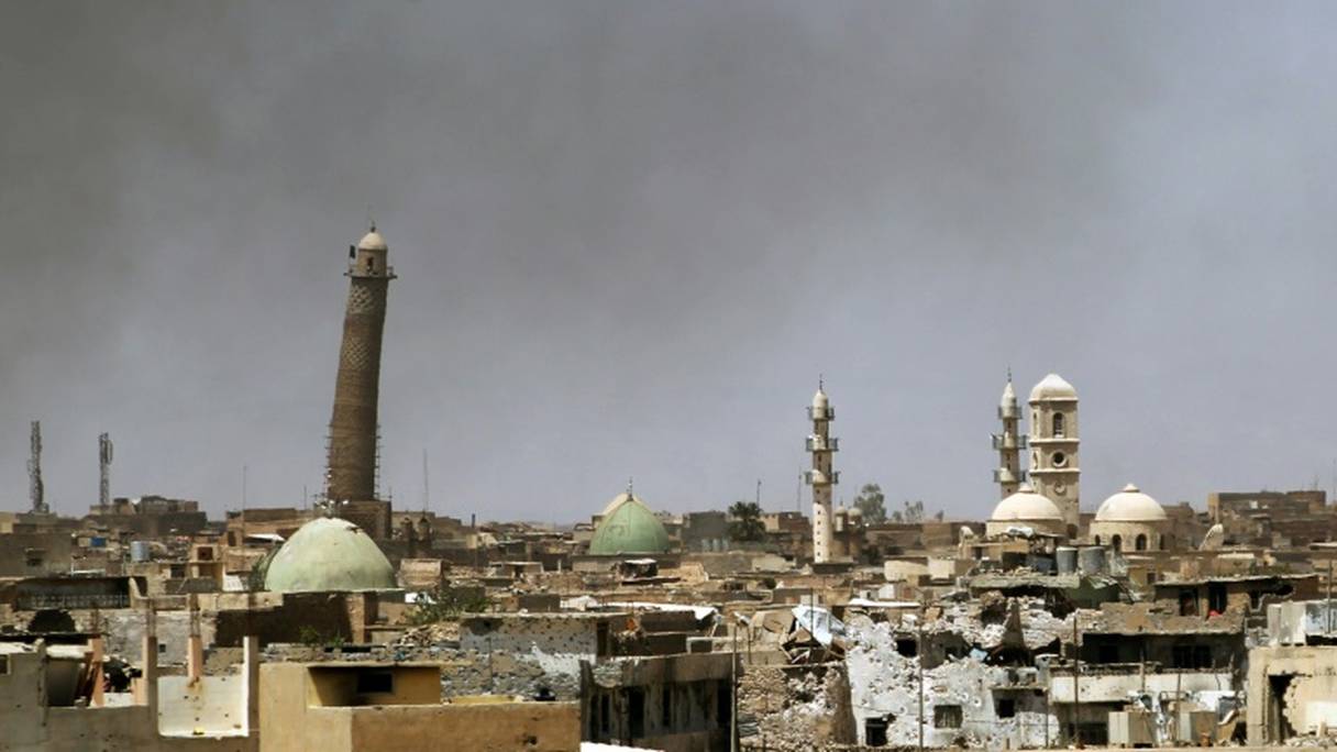 Vue des minarets près de la mosquée Al-Nouri, le 24 mai 2017 dans la vieille Ville de Mossoul.
