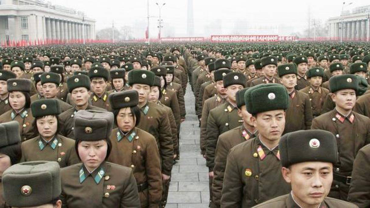 Des soldats et officiers de l'armée nord-coréenne sur la place Kim Il-sung, à Pyongyang.

