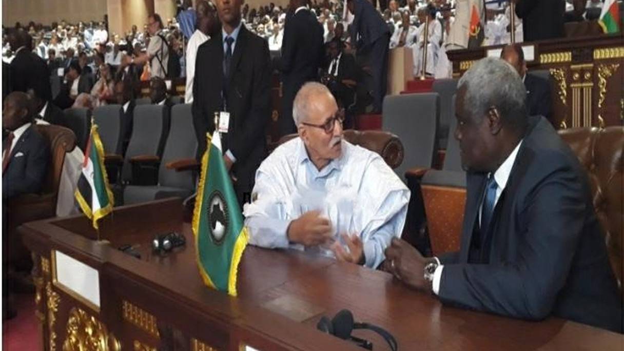 Le chef du Polisario, assis à côté de Faki Mahamat, aurait perdu ses nerfs, au vu d’une bonne partie de l’assistance, et ce lors d’une discussion avec le chef de l’exécutif de l’Union africaine.
