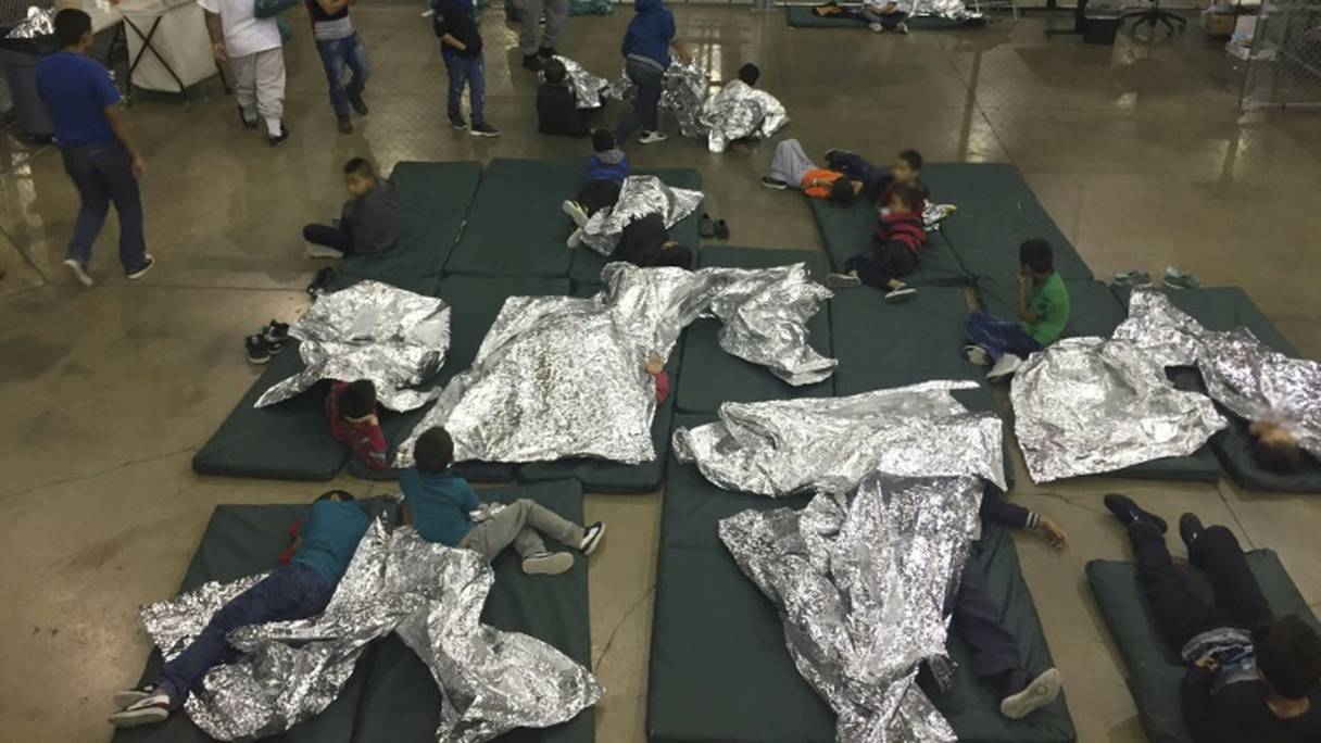 Photo fournie par les gardes-frontières américains d'enfants de migrants clandestins, séparés de leurs parents, attendent dans un centre de rétention, le 17 juin 2018 à McAllen, au Texas
