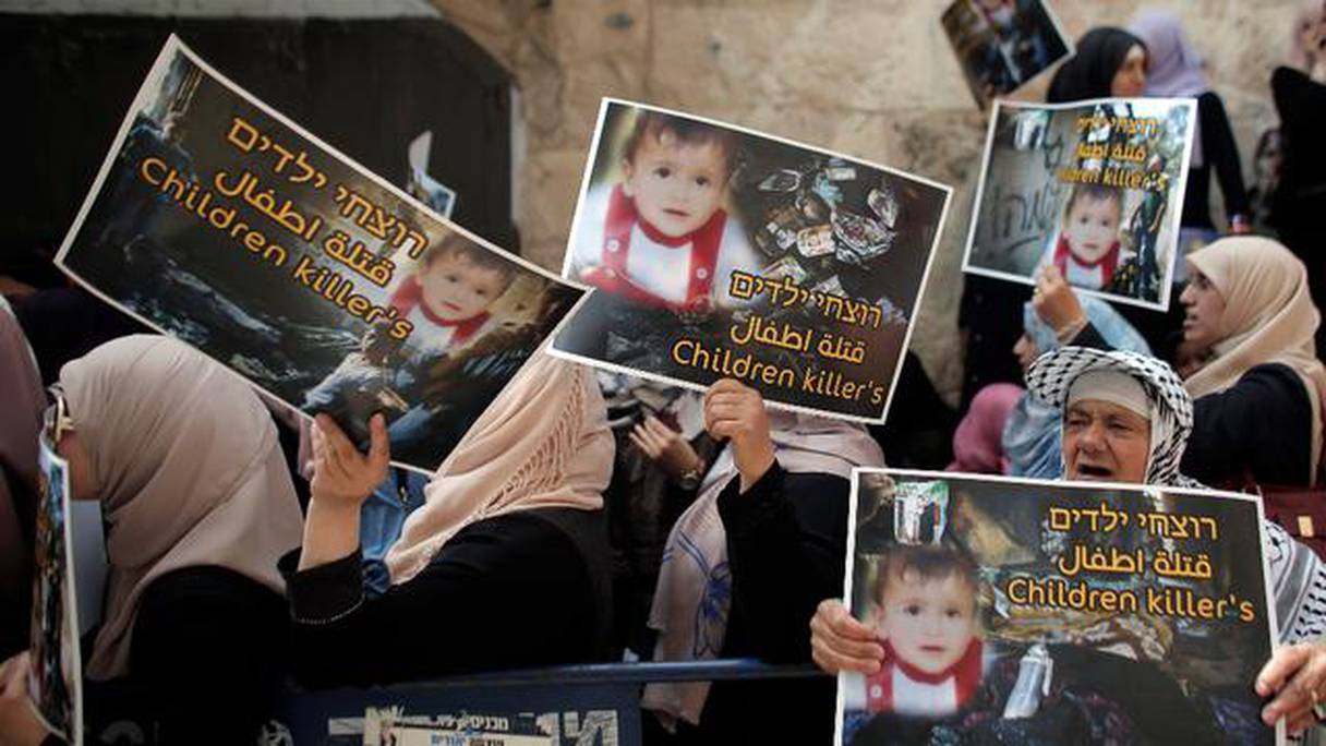 Des femmes palestiniennes manifestent, dimanche 2 août 2015, suite à la mort du bébé brûlé vif dans un incendie criminel.
