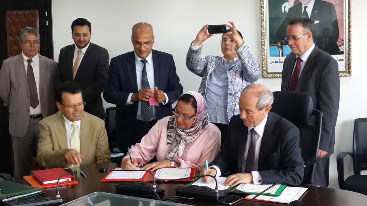 Lors de la signature de la convention de partenariat entre les asscociations et le minsitère de l'Emploi et des Affaires sociales, lundi 29 juin à Rabat.
