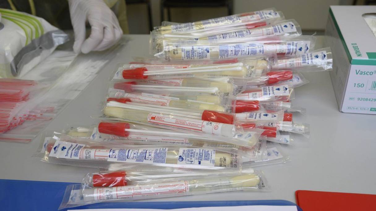 Kits de dépistage de la présence du coronavirus, effectué sur des prélèvements naso-pharyngés. 
