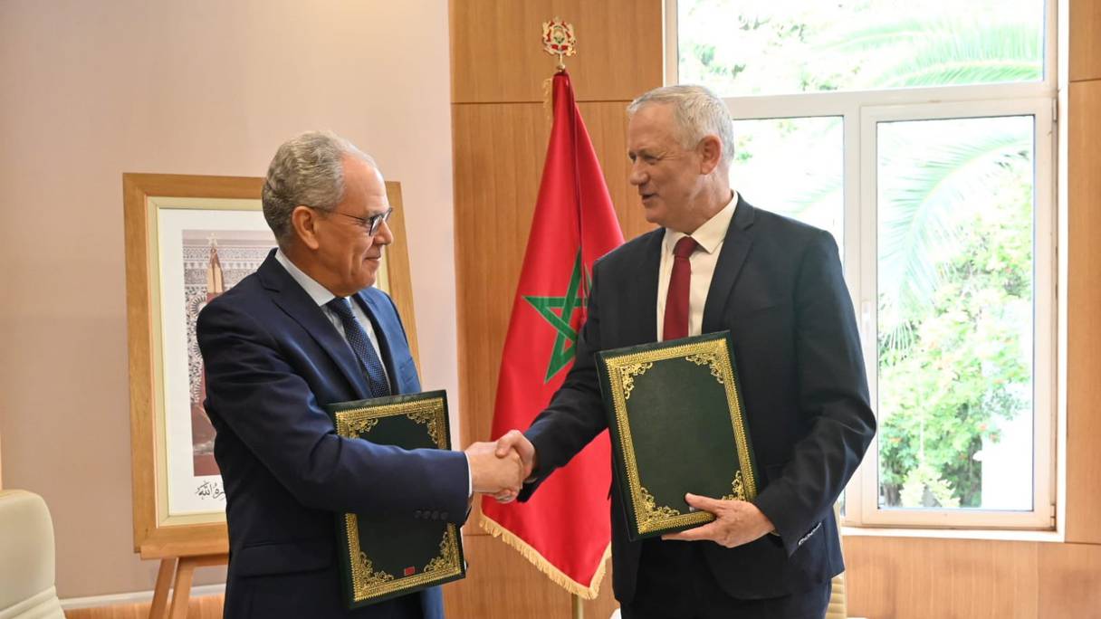 Le ministre de la Défense israélien, Benny Gantz, et le ministre chargé de l’administration de la Défense nationale, Abdellatif Loudiyi, échangent une poignée de main après la signature de l'accord de défense entre le Maroc et Israël, le 24 novembre 2021.
