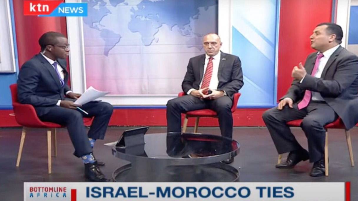 L’ambassadeur du Maroc au Kenya, El Mokhtar Ghambou, avec son homologue israélien, Joseph Oded, sur le plateau de KTN News.
