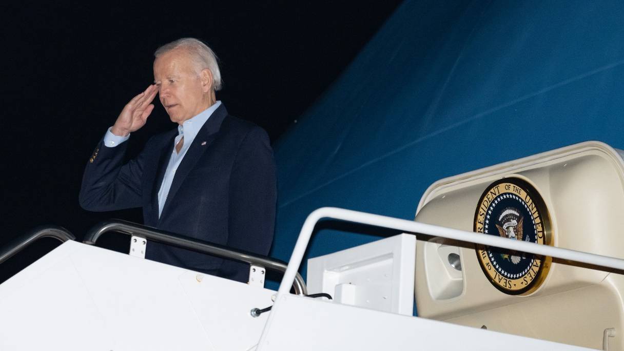 Le président américain Joe Biden fait le salut militaire avant d'embarquer à bord d'Air Force One, à Joint Base Andrews, dans le Maryland, le 10 novembre 2022.

