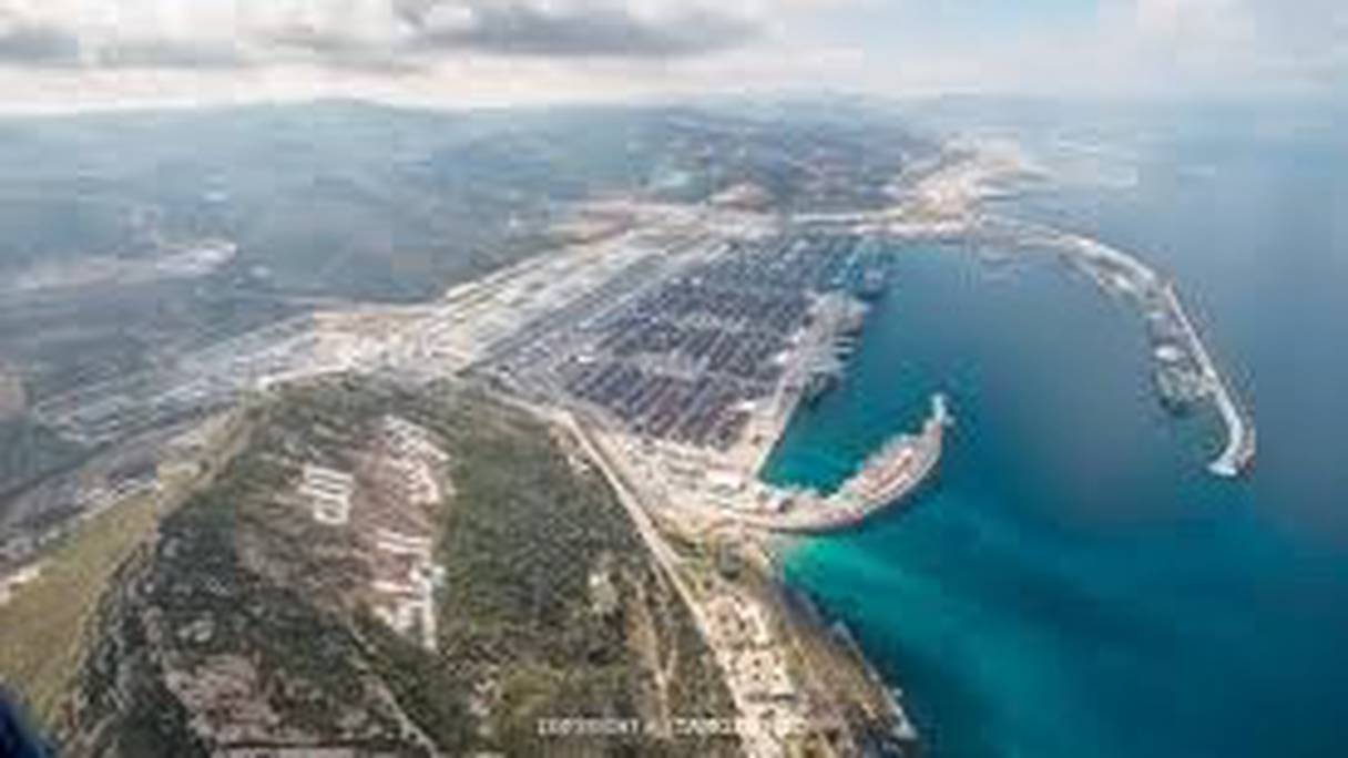 Tanger Med, le plus grand port à conteneurs en Afrique et en Méditerranée. Ce hub logistique mondial est connecté à plus de 180 ports mondiaux, et offre des capacités de traitement pour 9 millions de conteneurs, 7 millions de passagers, 700.000 camions et 1 million de véhicules.
