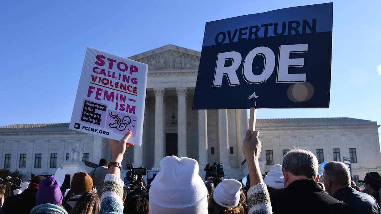 Des défenseurs des droits à l'avortement et des manifestants anti-avortement devant la Cour suprême des États-Unis à Washington, le 1er décembre 2021.
