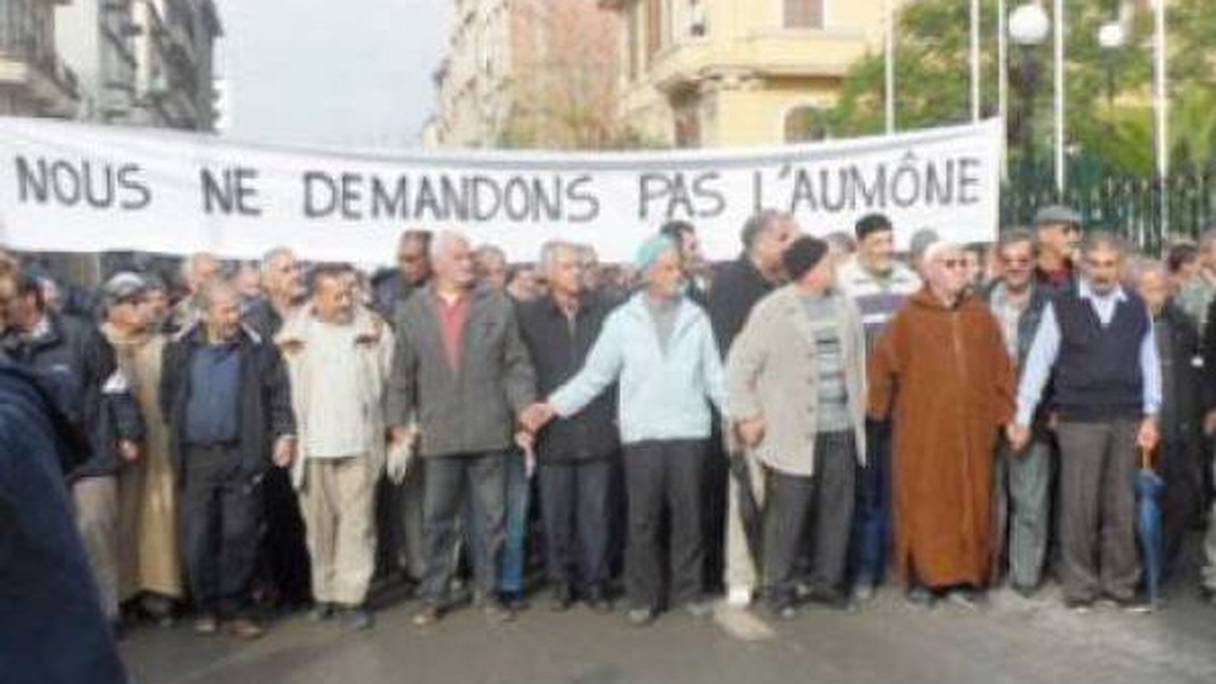 Manifestation des retraités de l’Armée nationale populaire (ANP) algérienne, à Alger, pour réclamer leurs droits à une pension et à des soins médicaux. 
